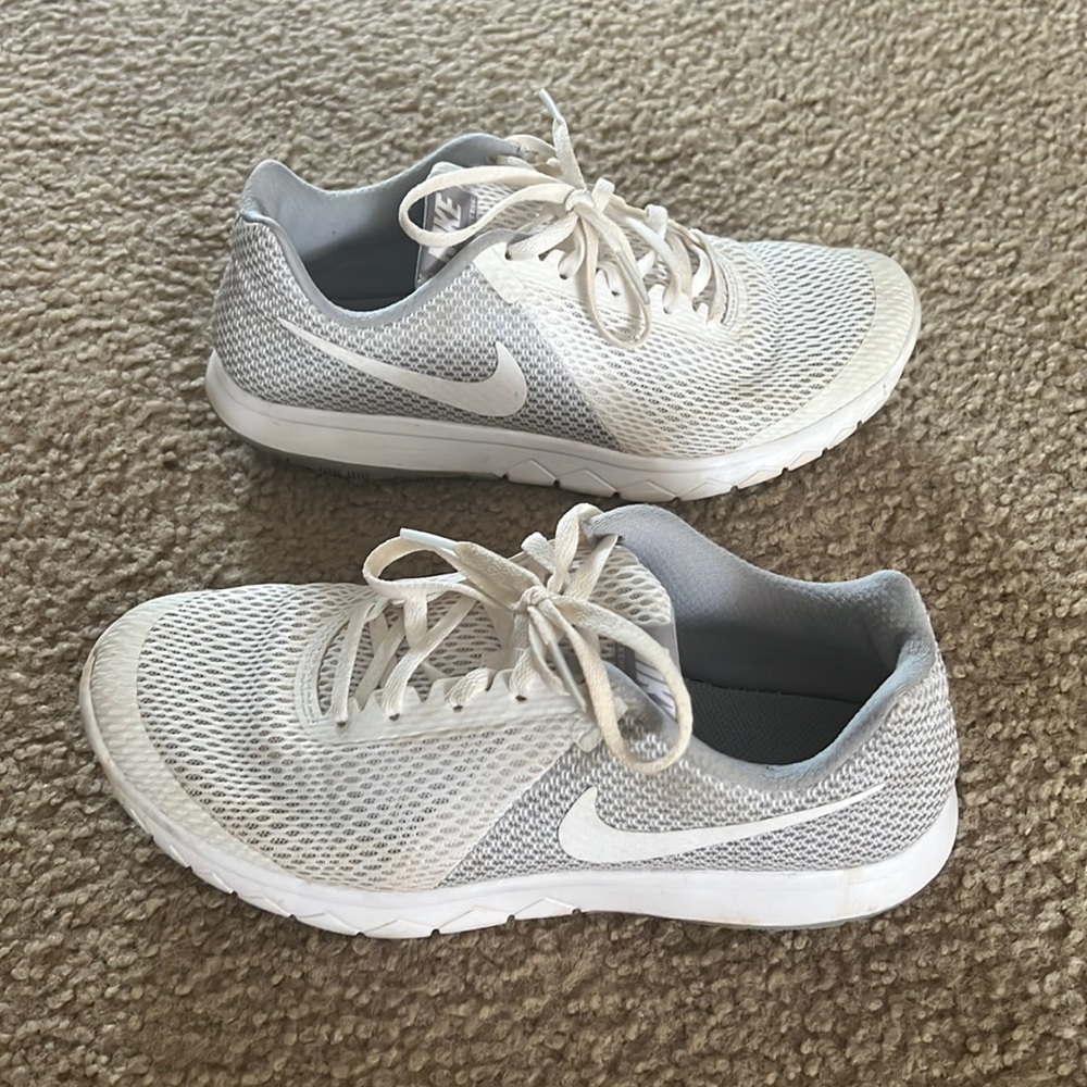 Womens size 8 Nike flex experience run 6, grey/white shoes.